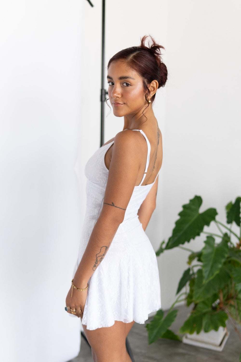 Una mujer usando un vestido color blanco.